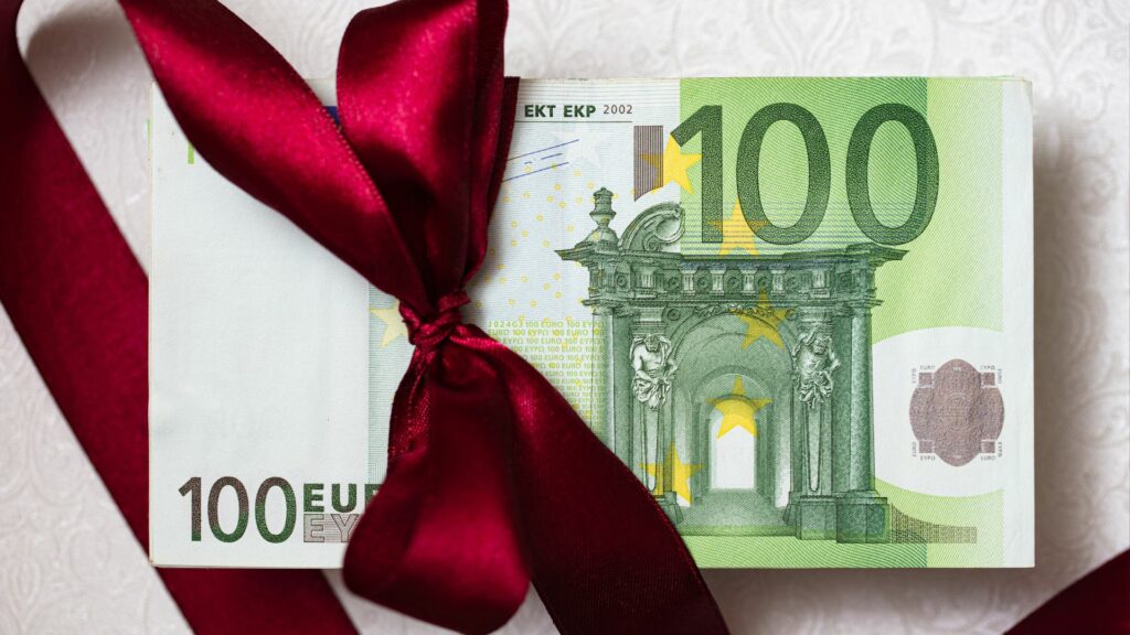 billet vert de 100 euros avec ruban, figure parmi nos offres